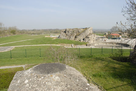 Hinter der Kasematte wurde 2013 ein weiterer Bunker ausgegraben