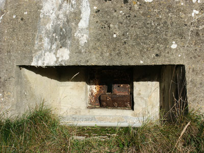 Die Panzermauer von Quinville weist mehrere Nahkampfscharten auf