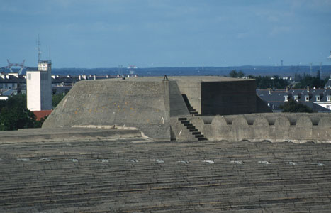 Das Dach des Werftbunkers mit Fla-Turm