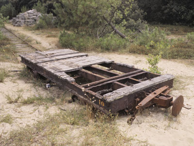 Reste eines Feldbahnflachwaggons