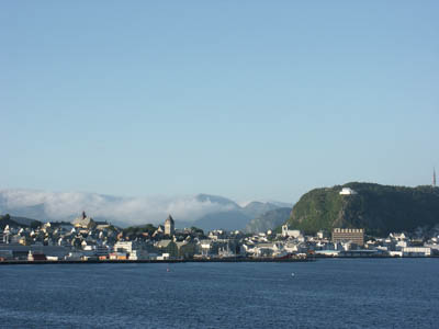 lesund von See aus gesehen - auf dem Berg wimmelt es von Bunkern