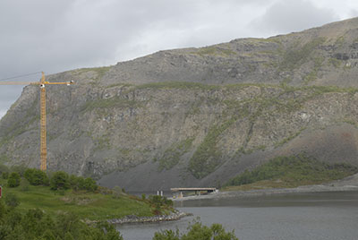 Blick vom Kfjordbotn aus nach Osten: der sdliche Brckenkopf ist fertig